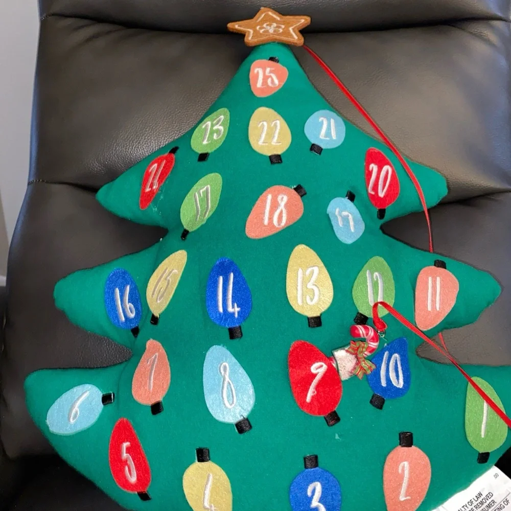 Christmas Tree Shape Advent Countdown Calendar Throw‎ Pillow 21.5” New